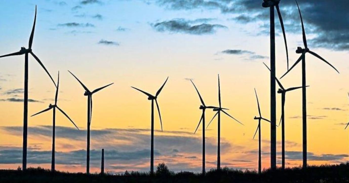 Wie viele Windenergieanlagen (Symbolbild) werden künftig im Gemeindegebiet Strom erzeugen? Aktuell gibt es sogenannte Vorbescheidsanträge für zehn neue Anlagen auf den Flächen der Kommune.