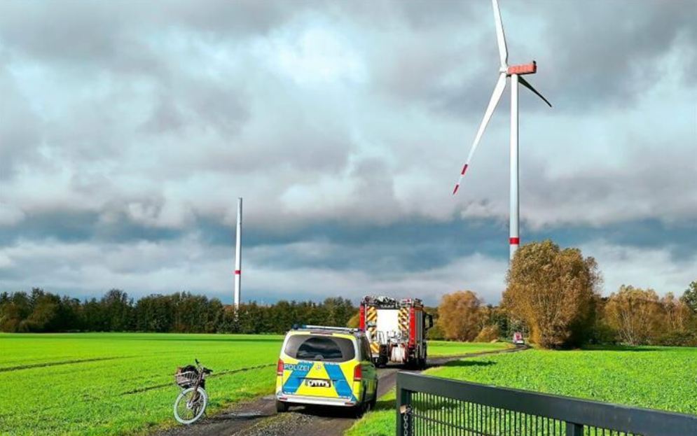 Nachdem die beschädigte Windenergieanlage vom Stromnetz getrennt worden war, rückten Feuerwehr und Polizei vor. Eine Drohne überflog das Trümmerfeld an der Windenergieanlage und offenbarte die schwere Beschädigung.