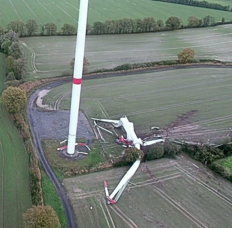 Mit einer Drohne verschaffte sich die Feuerwehr Havixbeck ein genaues Bild vom Schaden an der havarierten Windenergieanlage.