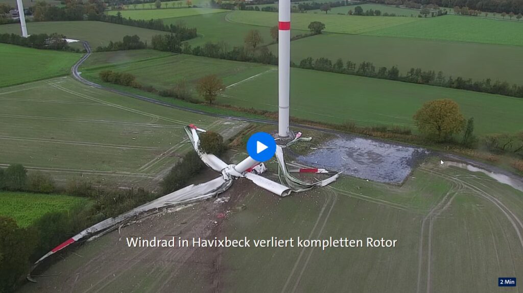 In Havixbeck hat ein Windrad seinen Kopf samt aller Flügel verloren. Feuerwehr und Polizei haben die Unfallstelle gesichert.