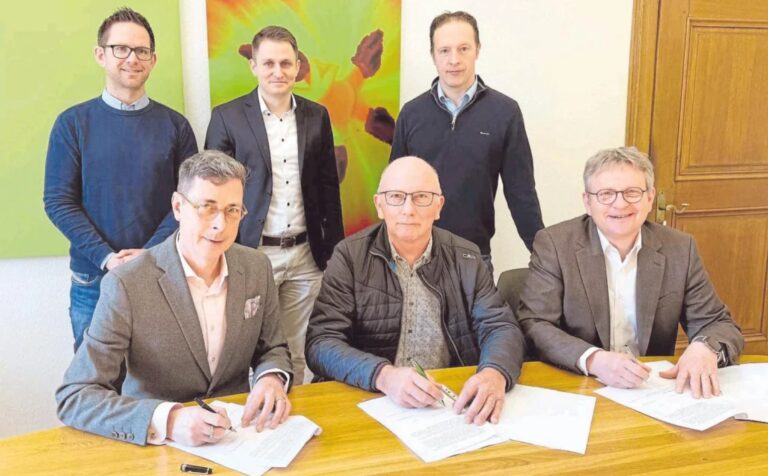 Mit der Unterzeichnung der Beteiligungsvereinbarung machten (v.l., untere Reihe) Bürgermeister Dr. Dietmar Thönnes, Heinrich Lütke Ostendorf (Geschäftsführer der Bürgerwind Roruper Berg GmbH & Co. KG) und Stefan Bölte (Geschäftsführer der Gesellschaft des Kreises Coesfeld zur Förderung regenerativer Energien mbH) den Weg frei für die Bürgerbeteiligung „Roruper Berg“, die am kommenden Montag startet. Die hintere Reihe des Fotos zeigt (v. l.) Christoph Bolle (Leiter Fachbereich Bauen, Planen, Umwelt), Dominik Bomholt (Geschäftsführer der Nottuln.Wind GmbH) und Günter Berks (Geschäftsführer der Bürgerwind Roruper Berg GmbH & Co. KG). Foto: Gemeinde Nottuln