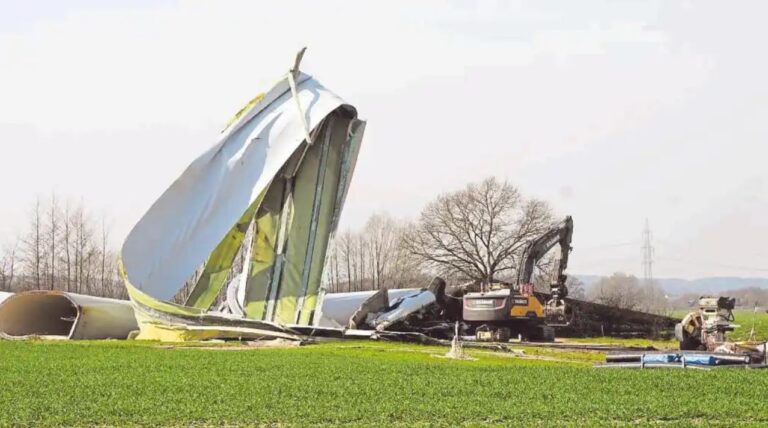 Die beschädigten Komponenten des abgestürzten Turbinenhauses und die Rotorblätter werden jetzt schrittweise kontrolliert abtransportiert.