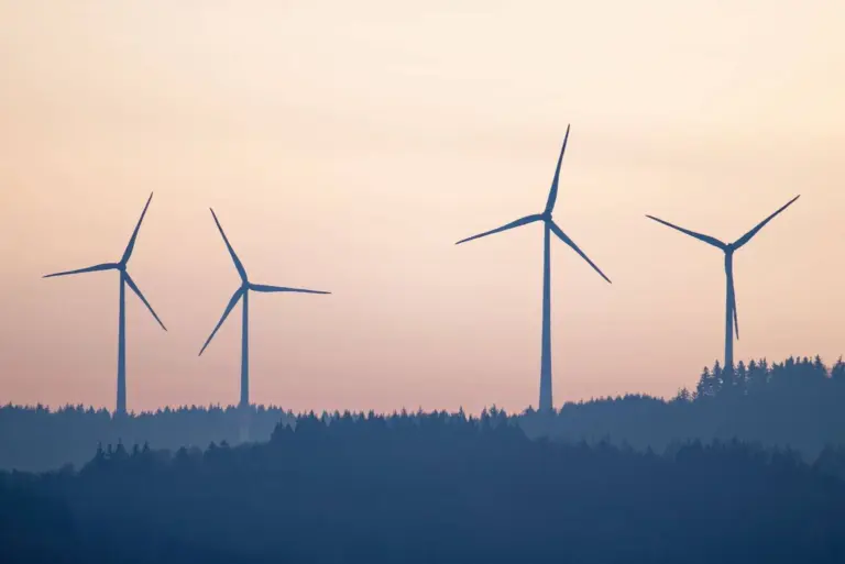 Windräder im Licht der aufgehenden Sonne (Symbolbild): Neue Anlagen sind effizienter als alte. Die Bundesgesetze erlauben beim Repowering aber auch Standort-Verschiebungen.
